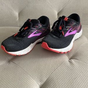 Women’s Brooks, Adrenaline 19, Size 6 Wide, Black